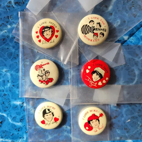 Vintage Monkee pins, set of six, one of each Monkee & two Monkees ones. - Picture 1 of 7